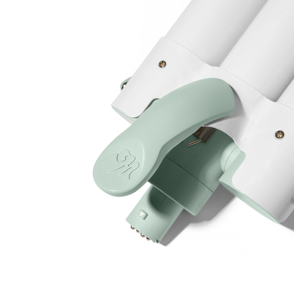 mane 1.25 inch triple barrel waver attachment close-up