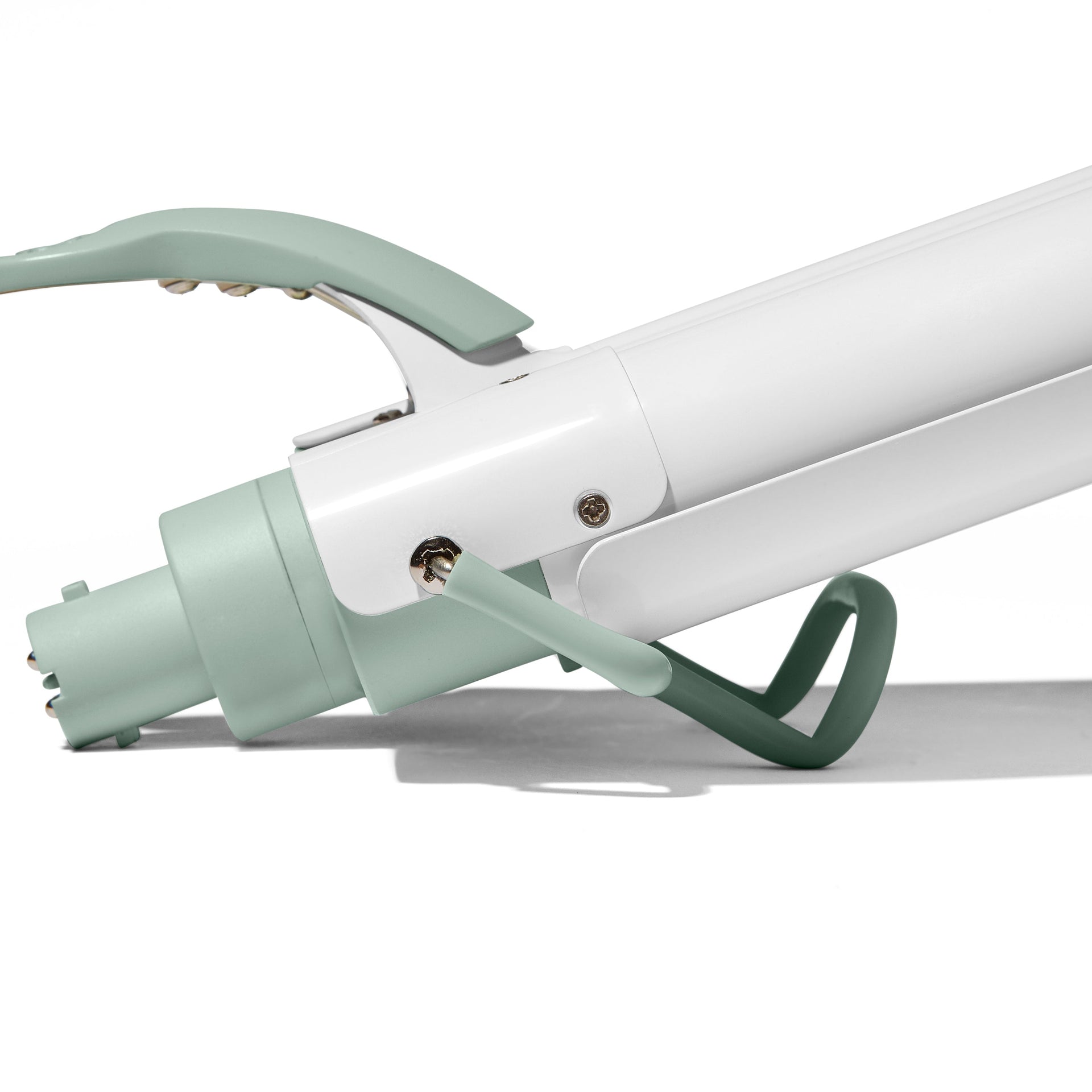 mane 1.25 inch triple barrel waver attachment kickstand close-up