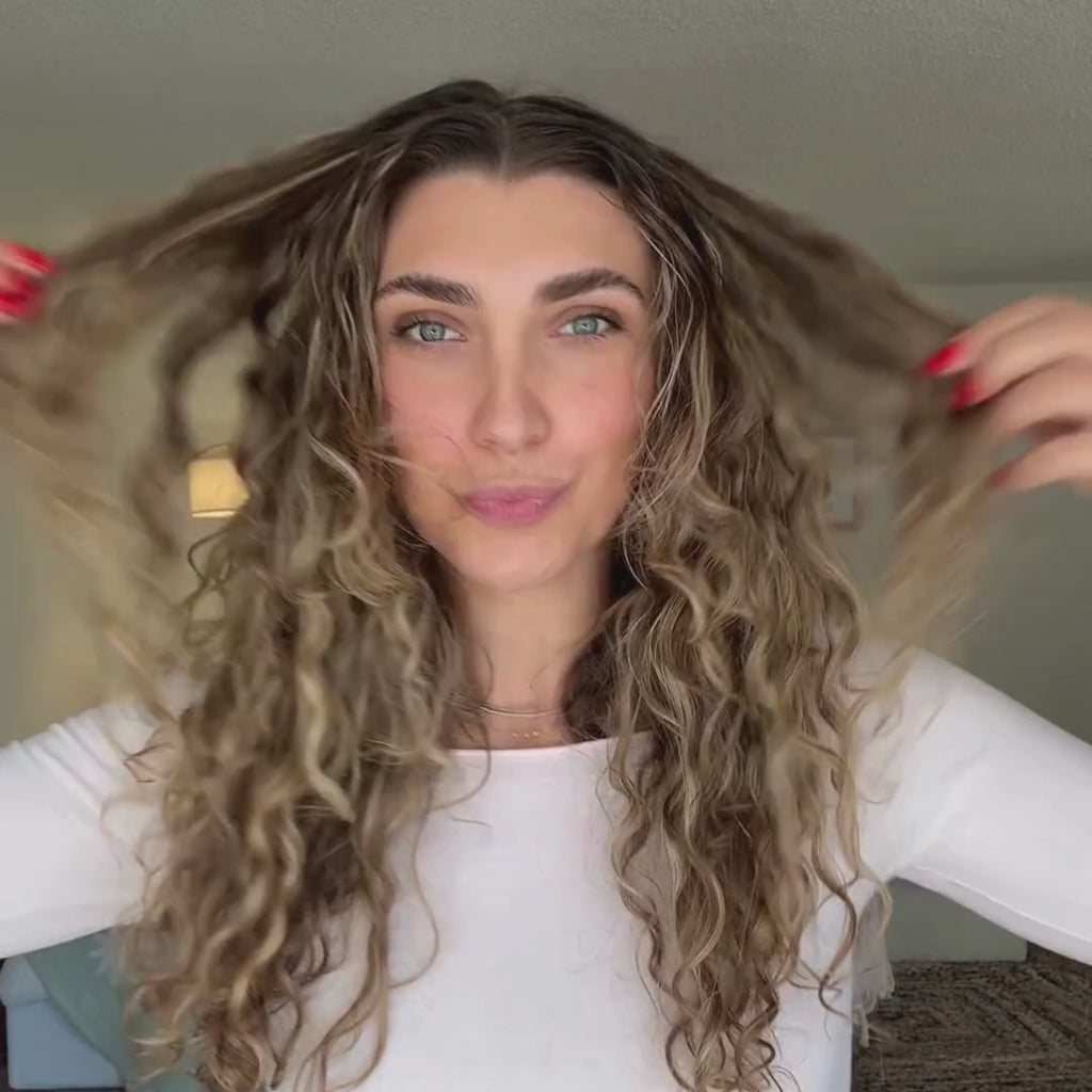 Video of woman using Fresh Fluff dry shampoo with results